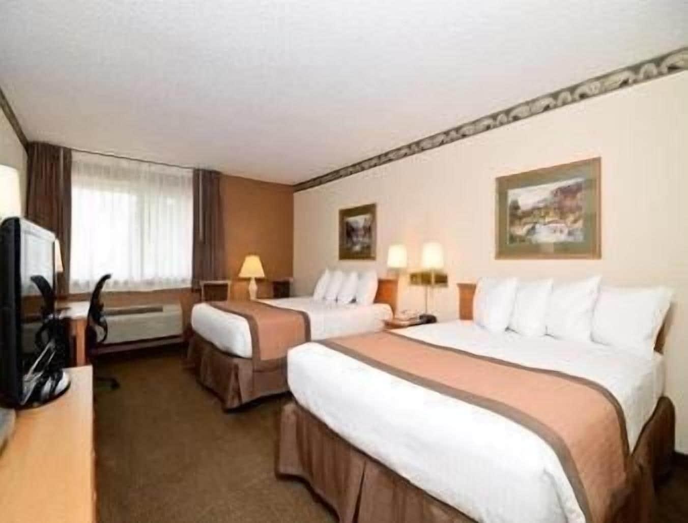 Ramada By Wyndham Waupaca Motel Exterior photo